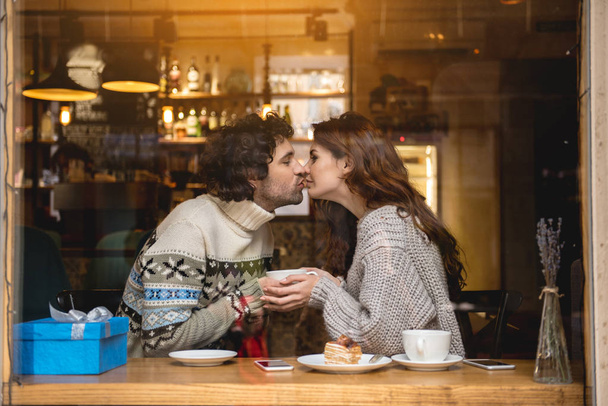 Gerçek öpücük dudaklarla dokunmadan mutlu sevgi dolu Çift - Fotoğraf, Görsel