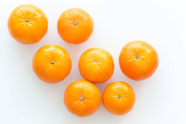 Mandarinas isoladas no fundo branco
 - Foto, Imagem