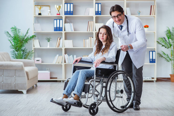 Пацієнт з обмеженими можливостями на інвалідному візку, який відвідує лікаря для регулярного огляду
 - Фото, зображення