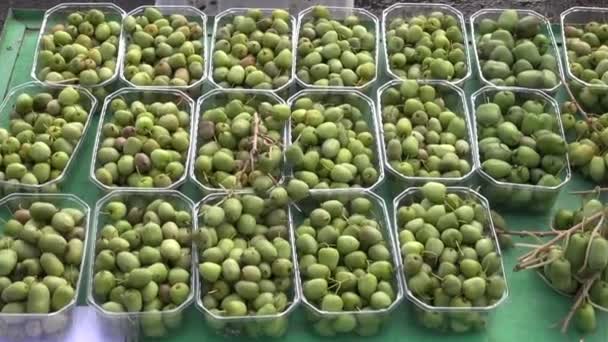 Baby ovoce mini kiwi (actinidia arguta) trhu - Záběry, video