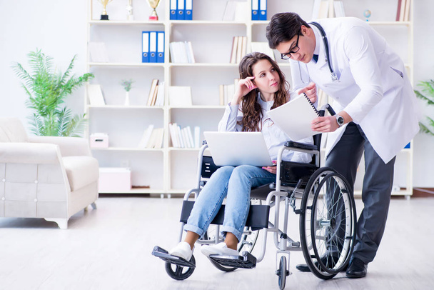 Pacjent niepełnosprawny na wózku inwalidzkim odwiedzający lekarza w celu regularnej kontroli - Zdjęcie, obraz