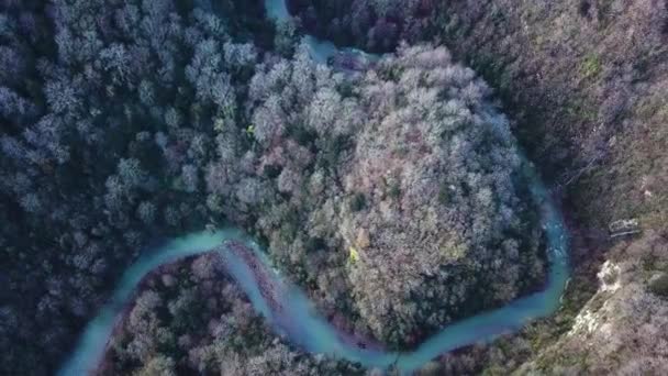 曲がりくねった川と山の平面図です。クリップ。美しい山川と美しい森の上を飛んでの空中写真。航空カメラで撮影します。風景パノラマ。山川便します。 - 映像、動画