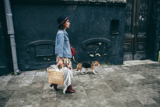 Woman walking with beagle dog in town - Fotoğraf, Görsel