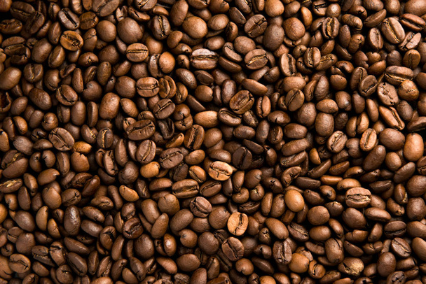 Krásné Arabica kávové fazole mají velmi silnou vůni a skvělou chuť! Každá zrnka kávy je jedinečná. Appetifikující pozadí. - Fotografie, Obrázek