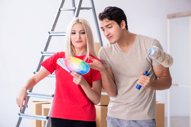 Mladá rodina malování práce při renovaci domova - Fotografie, Obrázek