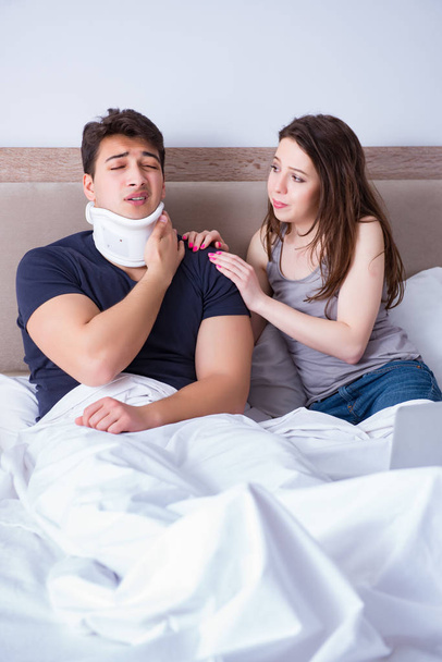 Femme aimante prenant soin du mari blessé au lit - Photo, image