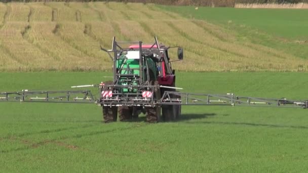 Tractor spray otoño campo de cultivo verde
 - Imágenes, Vídeo