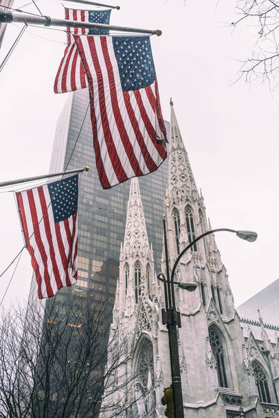 Serie di bandiere degli Stati Uniti d'America. con edifici newyorkesi dietro
. - Foto, immagini