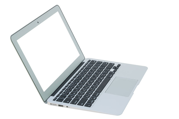 Vista lateral de la computadora portátil blanca primer plano sobre fondo blanco
 - Foto, imagen