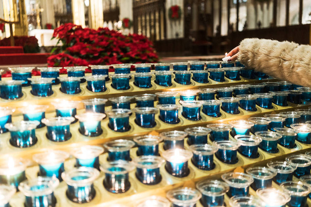 Kadının el ışık mumlar kilisede. New York. - Fotoğraf, Görsel