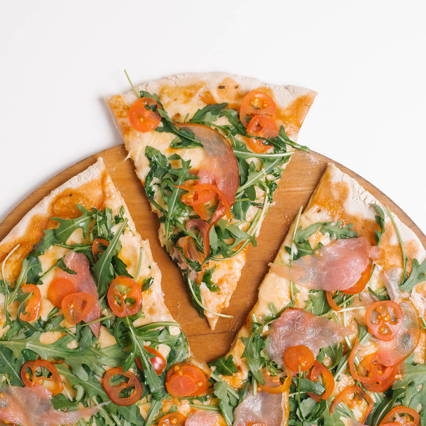 Περικοπεί θέα πίτσα με προσούτο, ντοματίνια, ρόκα και μοτσαρέλα - Φωτογραφία, εικόνα