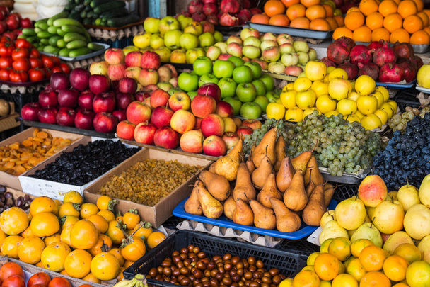 Frutas y verduras en el mercado de comestibles en el centro de Tiflis. Georgia país
 - Foto, Imagen
