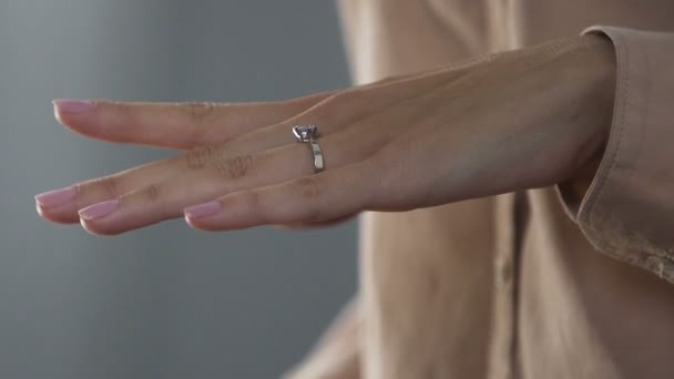 Mujer estresada con las manos temblorosas quitándose el anillo, el divorcio, las relaciones rompen
 - Metraje, vídeo