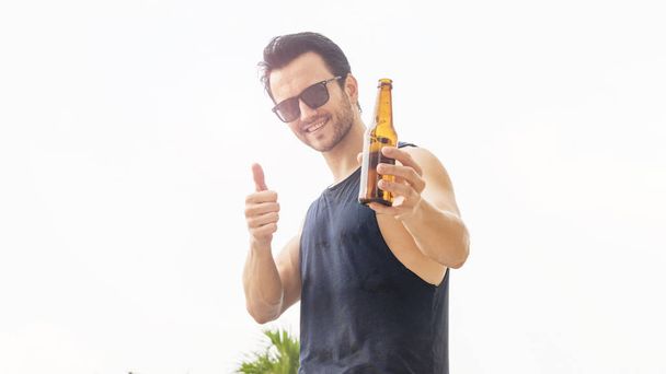 musta lasit mies juoman pullon olutta valkoinen taivas tausta
 - Valokuva, kuva
