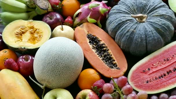 herkullinen valikoima trooppisia hedelmiä puupöydällä
  - Materiaali, video