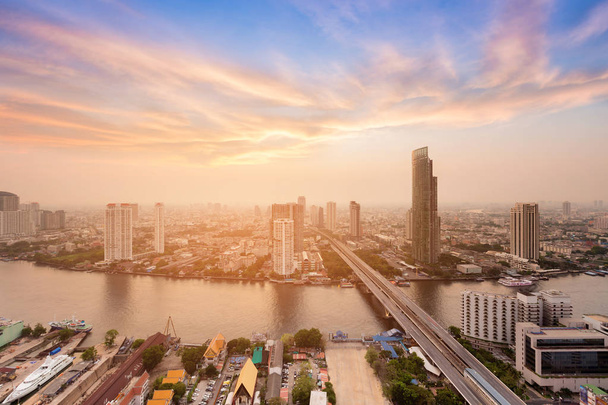 Bangkok Stadt Fluss Luftaufnahme mit dramatischen nach Sonnenuntergang Himmel Hintergrund, Stadtbild Innenstadt, Thailand - Foto, Bild