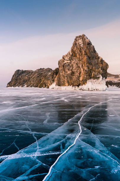 Rock na zamrożenie wody jeziora południowej Siberia Bajkał, naturalne sezon zimowy krajobraz tła - Zdjęcie, obraz