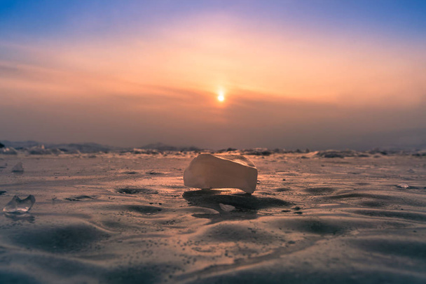Glace sur le lac d'eau du Baïkal en saison hivernale avec coucher de soleil, Sibérie méridionale Russie
 - Photo, image