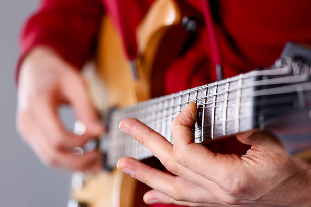 Мужские руки, играющие на классической гитаре
 - Фото, изображение