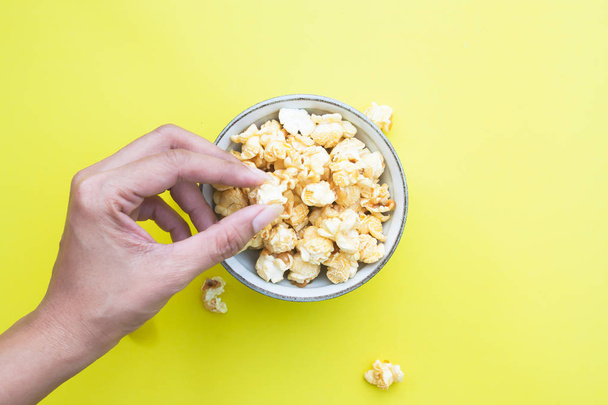Mísa popcornu pohledu shora, pohled shora žena těšit jíst popcorn - Fotografie, Obrázek