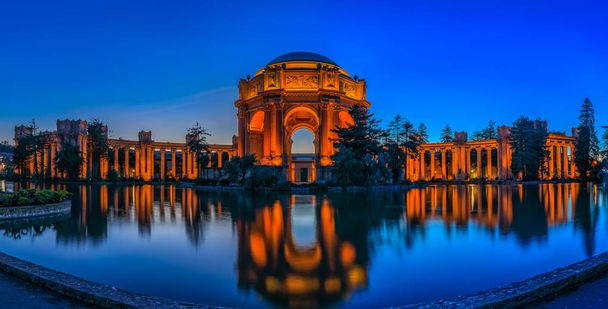 Palace of Fine Arts auringonlaskun aikaan San Franciscossa Kaliforniassa - Valokuva, kuva