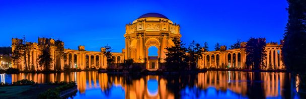 Palace of Fine Arts auringonlaskun aikaan San Franciscossa Kaliforniassa - Valokuva, kuva