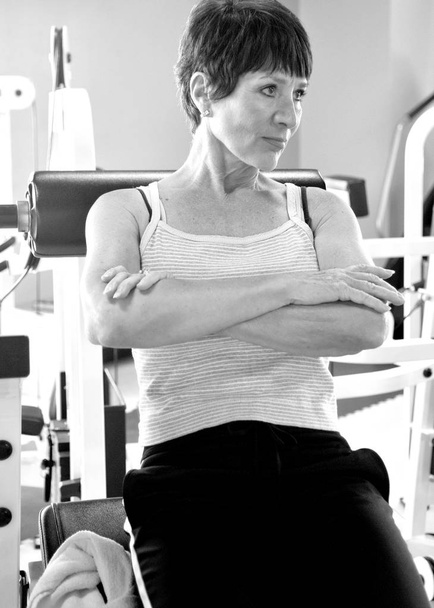 reife weibliche Schönheit Training in einem Fitnessstudio. - Foto, Bild