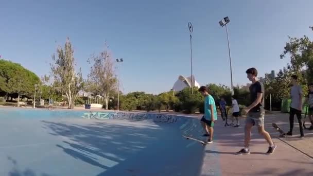Kids Skateboarding in Valencia Skatepark Bowl - Кадры, видео