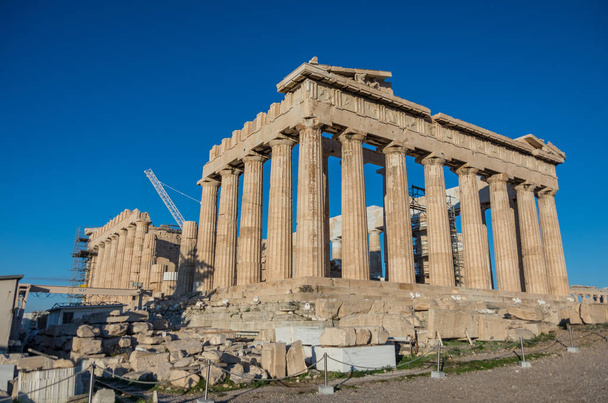 Templo del Partenón en un día brillante. Acrópolis en Atenas, Grecia
 - Foto, imagen