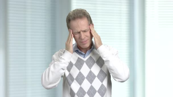 Középkorú férfi szenved migrén. - Felvétel, videó