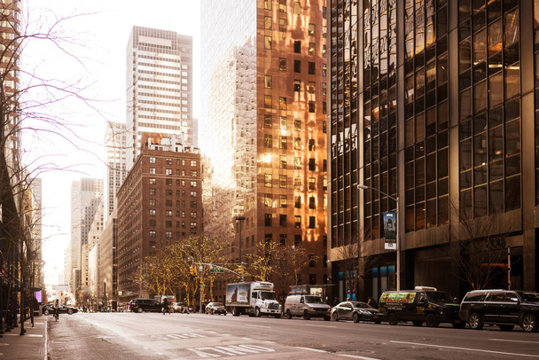 NYC / Estados Unidos 02 ENE 2018 - Nueva York famosa avenida con luz del atardecer
 - Foto, Imagen