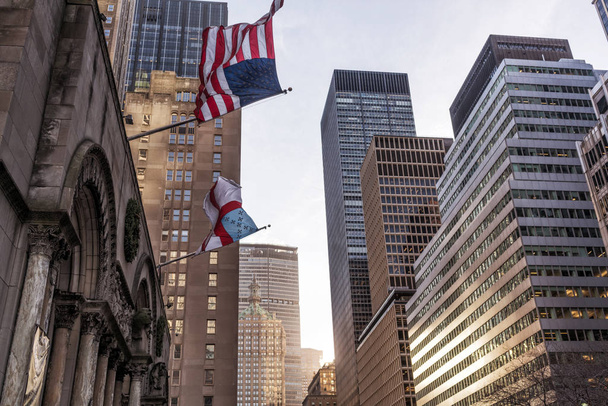 Amerikai és a keresztény zászló, felhőkarcolók, a háttérben. New York-i. - Fotó, kép