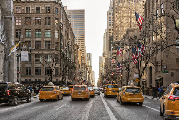Νέα Υόρκη/ΗΠΑ 02 Ιαν 2018 - Νέα Υόρκη δρόμου με τα ταξί. - Φωτογραφία, εικόνα