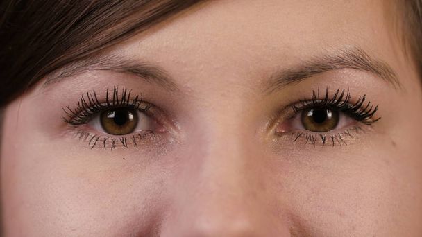 Крупный план глаз молодой женщины
 - Фото, изображение