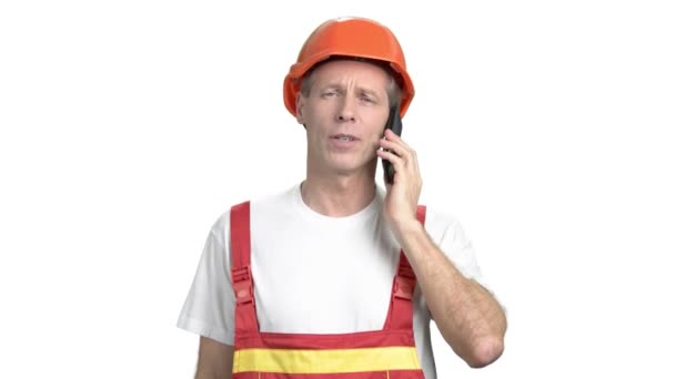 Középkorú builder beszél telefonon. - Felvétel, videó