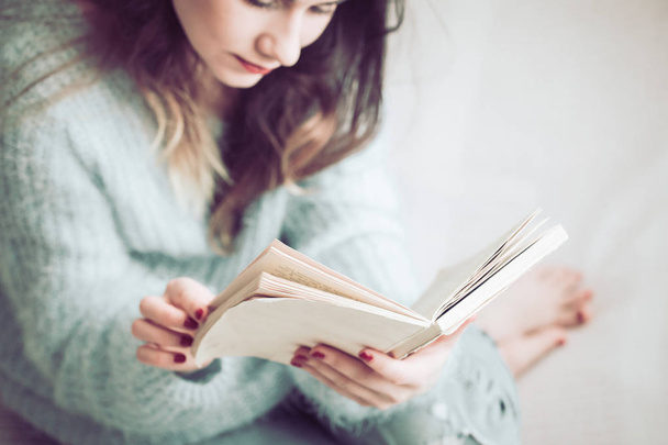 девушка читает книгу - Фото, изображение