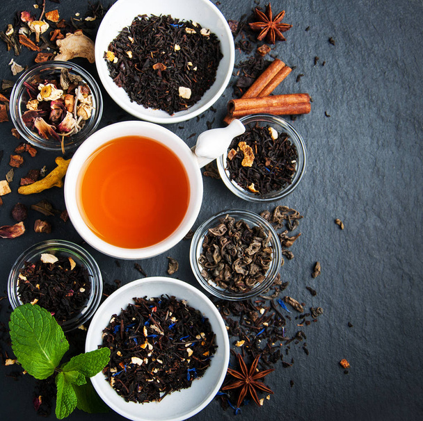 Aromatik kuru çay kase ile çay - Fotoğraf, Görsel