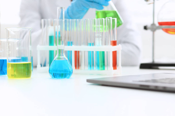 Kimya endüstrisi ampul mavi kırmızı ile - Fotoğraf, Görsel
