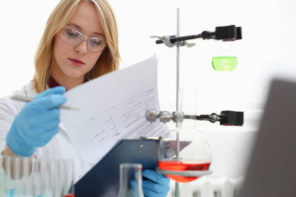 Química femenina en el laboratorio de biología
 - Foto, Imagen