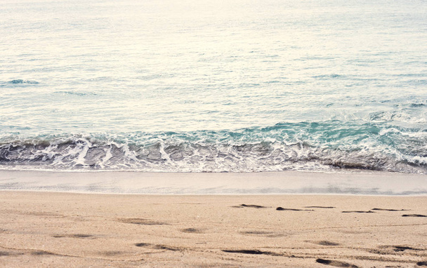 Hermosa fotografía específica de temporada de verano. Playa tranquila / olas de la orilla. Ricos colores azul / turquesa marino / océano. Luces preciosas y colores veraniegos. Ambiente marino y oceánico en verano. Ondas de movimiento lento
 - Foto, imagen