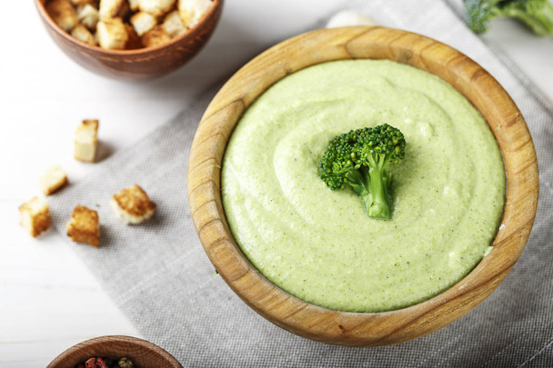 broccoli cream soup in a wooden plate - Foto, immagini