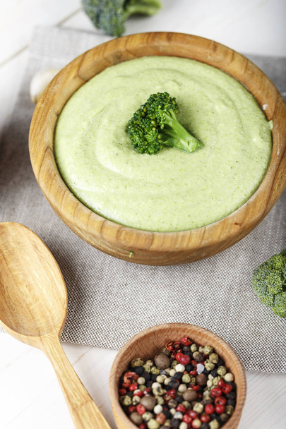 broccoli cream soup in a wooden plate - Foto, Imagen