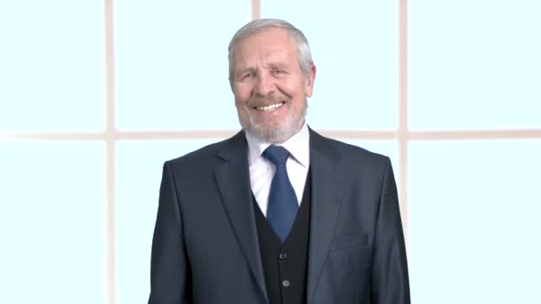Laughing elderly businessman, blurred background. - Footage, Video