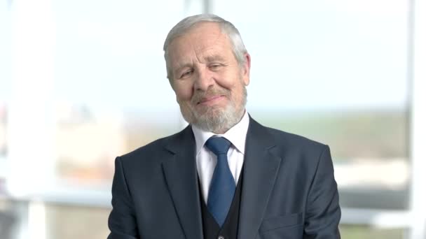 Flirting elderly businessman, blurred background. - Footage, Video