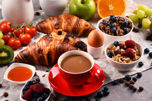 Aamiainen tarjoillaan kahvin, mehun, croissanttien ja hedelmien kera
 - Valokuva, kuva