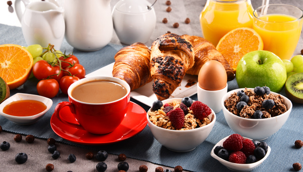 Snídaně s kávou, džusem, croissanty a ovoce - Fotografie, Obrázek