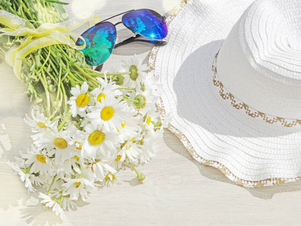 gafas de sol sombrero y margarita flores verano vacaciones fondo
  - Foto, Imagen