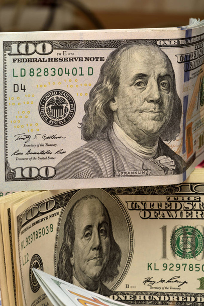 Geldscheine im Wert von hundert Dollar - Foto, Bild