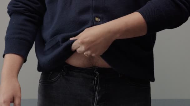 sobrepeso hombre primer plano de vientre
 - Metraje, vídeo