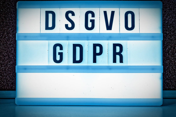 Освещенная доска с надписью DSGVO и GDPR (Datenschutzgrundverordnung) на английском языке GDPR (Общие правила защиты данных
) - Фото, изображение